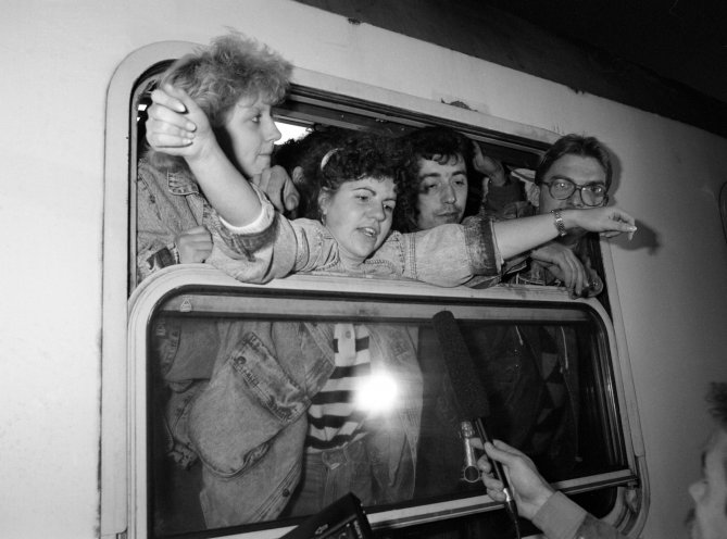 Mit Sonderzügen der Deutschen Reichsbahn treffen DDR-Flüchtlinge aus Prag in der Bundesrepublik ein. Sie haben zuvor in der Deutschen Botschaft Prag auf ihre Ausreise gewartet. Quelle: REGIERUNGonline/Arne Schambeck