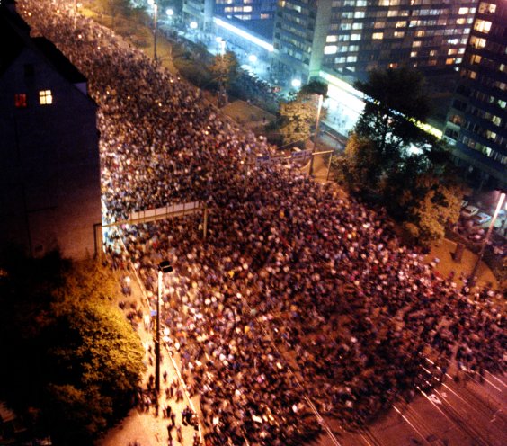 Am 9. Oktober 1989 demonstrieren mehr als 70.000 Menschen in Leipzig friedlich gegen das SED-Regieme und fordern Reformen. Aram Radomski und Siegbert Schefke filmen und fotografieren heimlich dieses Ereignis. Anschließend werden ihre Aufnahmen mit Hilfe...