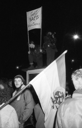 Montagsdemonstration in Leipzig am 15. Januar 1990. Wieder sind Zehntausende Menschen auf der Straße. Die Mehrheit ist sich einig: "Deutschland einig Vaterland", "Nieder mit der SED" und "Gebt NAZIS Keine Chance". Quelle: Robert-Havemann-Gesellschaft/Andreas...