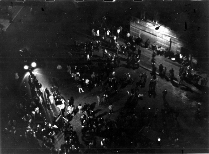 Mahnwache in der Gethsemanekirche für die Freilassung der politisch Inhaftierten. Im Bild der Platz vor der Gethsemanekirche am Abend des 8. Oktober 1989. Quelle: Robert-Havemann-Gesellschaft/Frank Ebert