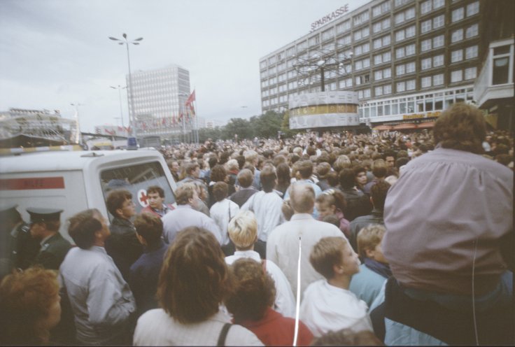 Bis zum Oktober 1989 erinnern Demonstranten auf dem Alexanderplatz an fast jedem siebten Tag eines Monats an die Wahlfälschung vom 7. Mai 1989. Am 7. Oktober 1989 schließen sich Tausende Menschen der Demonstration an und fordern Reformen in der DDR....