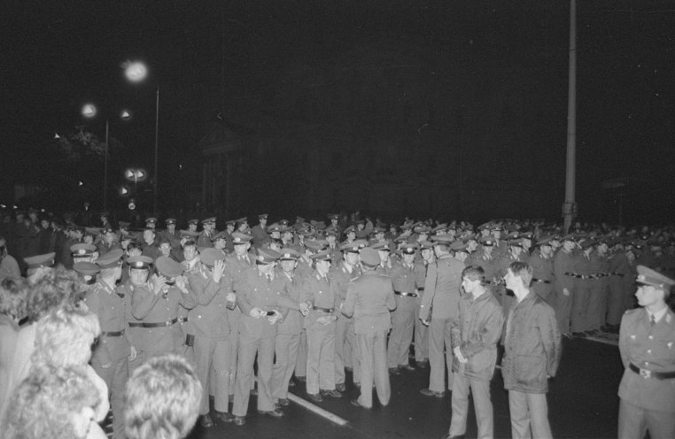 Polizeisperrketten beim ADN-Gebäude, dem Sitz der DDR-Nachrichtenagentur, in der Mollstraße. Quelle: Robert-Havemann-Gesellschaft/Nikolaus Becker/RHG_Fo_NiBe_003_28