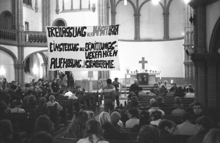 Anfang Oktober 1989 wird die Gethsemanekirche zum Zentrum des Widerstands und zu einem Brennpunkt der Revolution. Ein Kontakttelefon übernimmt die Aufgaben einer Nachrichtenagentur. Solidaritätsaktionen für inhaftierte Demonstranten schaffen öffentliche...