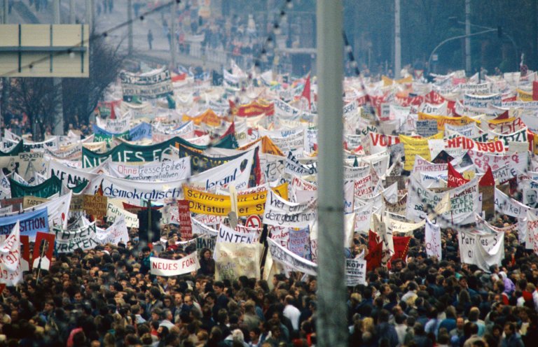 Über eine halbe Million Menschen auf der Zielgeraden: Großdemonstration für Reformen und Demokratie auf dem Alex in Ost-Berlin (4. November 1989). Quelle: Archiv StAufarb, Bestand Klaus Mehner, 89_1104_POL-Demo_27