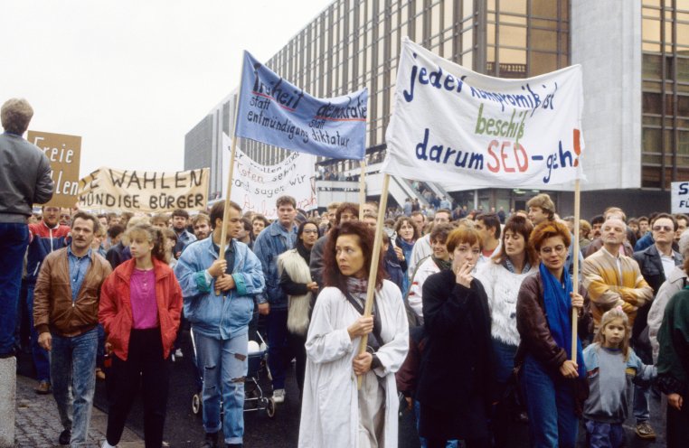Über eine halbe Million Menschen auf der Zielgeraden: Großdemonstration für Reformen und Demokratie auf dem Alex in Ost-Berlin (4. November 1989). Quelle: Archiv StAufarb, Bestand Klaus Mehner, 89_1104_POL-Demo_92