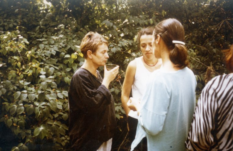 Gründungstreffen des Neuen Forums am 9. und 10. September 1989 in Grünheide im Haus von Katja Havemann. V.l.n.r.: Bärbel Bohley, Jutta Seidel, Katja Havemann. Quelle: Robert-Havemann-Gesellschaft/Hanno Schmidt/RHG_Fo_HAB_11608