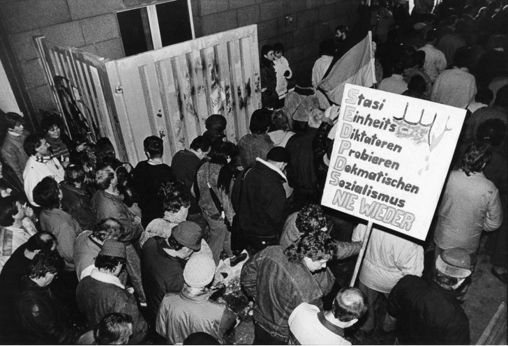 Besetzung der MfS-Zentrale in der Ostberliner Normannenstraße am 15. Januar 1990. Quelle: Robert-Havemann-Gesellschaft/Rolf Walter