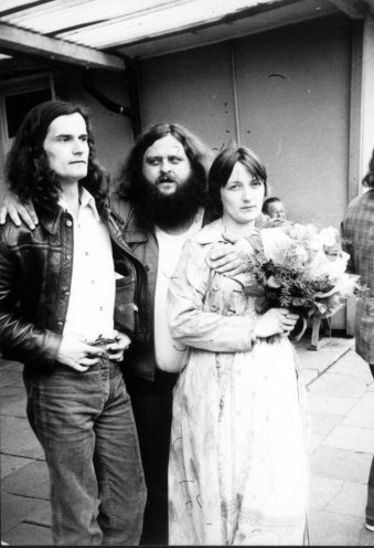 Hochzeit von Andreas Friedrich und Ute Hinkeldey. In der Mitte Manfred Rinke alias „Raffelt“, Inoffizieller Mitarbeiter der Staatssicherheit. Quelle: Robert-Havemann-Gesellschaft / RHG_Fo_HAB_11216
