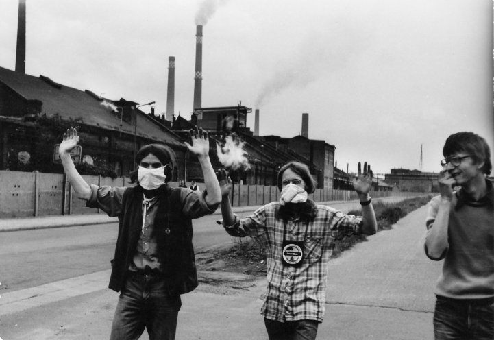 Am 18. Mai 1984 organisieren Michael Beleites und der Bitterfelder Kreisjugendpfarrer Jürgen Kohtz einen Protestmarsch von Bitterfeld über Greppin nach Wolfen. Damit wollen sie auf die Umweltzerstörung in dieser Region aufmerksam machen. V.l.n.r.:...