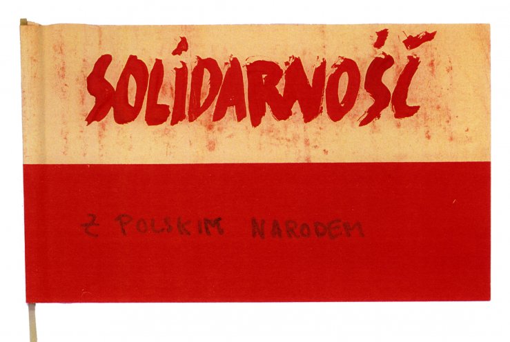 Dieses Solidarnosc-Fähnchen hat Roland Jahn an seinem Fahrrad hängen (1982). Wochenlang fährt Roland Jahn mit dem Fähnchen an seinem Fahrrad durch Jena. Am 1. September 1982 um 7.10 Uhr, wird er verhaftet. Quelle: Robert-Havemann-Gesellschaft (BStU-Kopie)