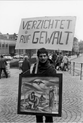 Roland Jahn auf der Demonstration anlässlich des Jahrestages der Bombardierung Jenas, 18. März 1983. Quelle: Robert-Havemann-Gesellschaft/Bernd Albrecht
