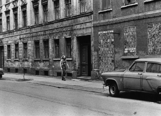 Rainer Müller in der Mariannenstraße in Leipzig, wo er Ende der 1980er Jahre mit ein paar Freunden Wohnungen besetzt. Quelle: Archiv Bürgerbewegung Leipzig e. V./Siegbert Schefke