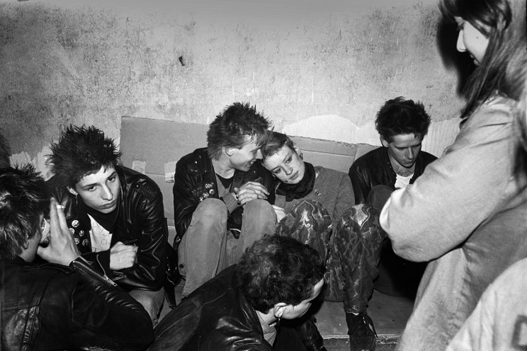 Punks bei einer Privatfete in der Zinsgutstraße in Adlershof mit einem Konzert der Punkband "Rosa Extra", 1982. Quelle: Robert-Havemann-Gesellschaft/Volker Döring/RHG_Fo_HAB_23370
