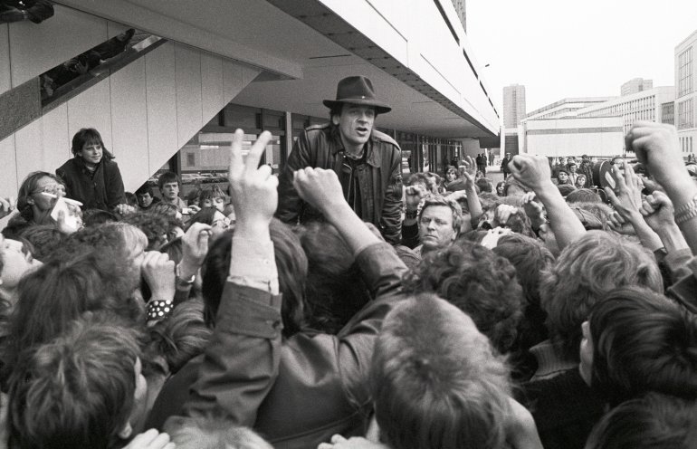 Die wahren Fans müssen draußen bleiben. Lindenberg-Fans ohne Eintrittskarten versammeln sich vor dem Palast der Republik. Quelle: Archiv Bundesstiftung Aufarbeitung Klaus Mehner Bild 83_1025_KUL-FDJ_25
