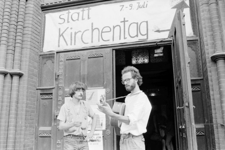 Der Arbeitskreisgerechtigkeit (AKG) und die Arbeitsgruppe Menschenrechte (AGM) organisieren den Statt-Kirchentag. Dieser findet vom 7. Bis 9. Juli 1989 in der Leipziger Lukaskirche statt und bietet den oppositionellen Gruppen eine unabhängige Alternative...