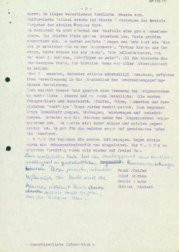 Am siebenten jedes Monats demonstrieren Bürgerrechtlerinnen und Bürgerrechtler gegen die gefälschte Kommunalwahl vom 7. Mai 1989. Die jungen Leute pfeifen auf die Wahl und wollen das durch den Einsatz von Trillerpfeifen auf dem Berliner Alexanderplatz...