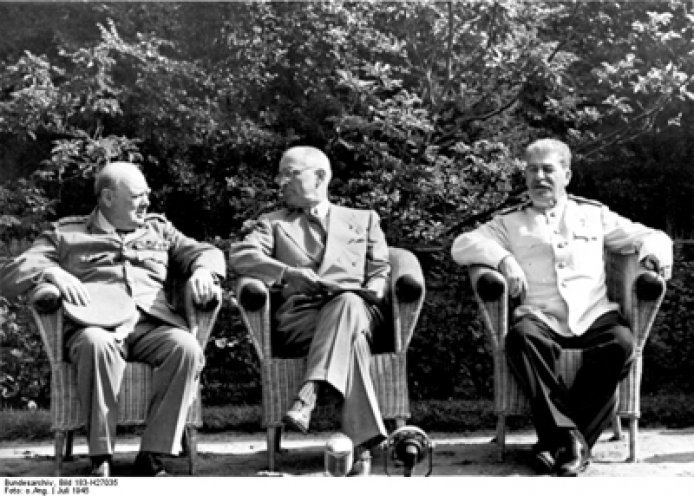 Vom 17. Juli bis 2. August 1945 treffen sich die Staats- und Regierungschefs der drei alliierten Siegermächte Sowjetunion, USA und Großbritannien im Potsdamer Schloss Cecilienhof, um über das künftige Schicksal Deutschlands und die Neuordnung Europas...