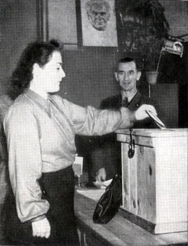 Das Wählen verkommt zum "Zettelfalten": Eine wirkliche Wahl haben die Bürger bei den ersten Wahlen zur Volkskammer am 15. Oktober 1950 nicht, denn abgestimmt werden kann nur über eine Einheitsliste der Kandidaten der Nationalen Front. Damit steht schon...