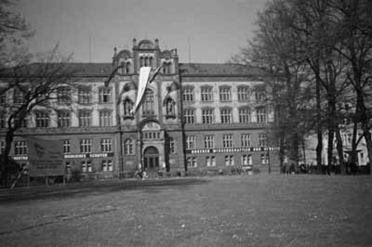 Universität Rostock um 1950. Arno Esch studiert hier Rechts und Wirtschaftswissenschaften. Im Alter von 19 Jahren wird er im Herbst 1947 Hochschulreferent des LDP Landesverbandes Mecklenburg.