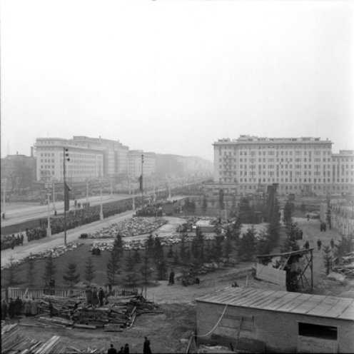 Trauermarsch Ostberliner Werktätiger zum Stalin-Denkmal in der Stalinallee am 9. März 1953, dem Tag der Beisetzung Stalins in Moskau.