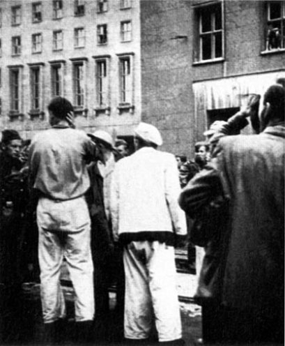 Am 16. Juni 1953 versammeln sich etwa 10.000 Arbeiter vor dem Haus der Ministerien in Ost-Berlin und wollen mit Walter Ulbricht oder Otto Grotewohl sprechen. Doch beide halten sich zu diesem Zeitpunkt nicht im Gebäude auf.
