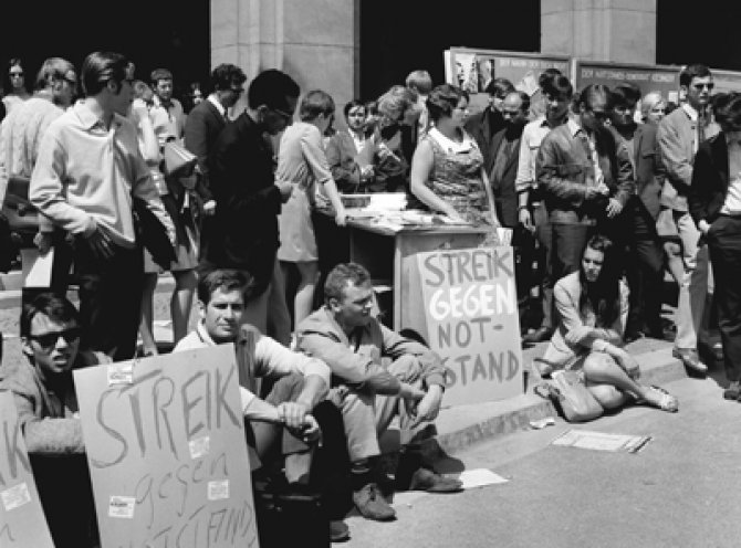 Die 1966 in der Bundesrepublik gebildete Große Koalition aus CDU/CSU und SPD verabschiedet am 30. Mai 1968 gegen langjährigen Widerstand die sogenannten Notstandsgesetze. Sie regeln unter anderem den Einsatz der Bundeswehr bei inneren Unruhen. Viele...