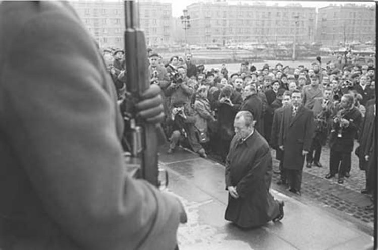 Bundeskanzler Willy Brandt legte am 7. Dezember 1970 vor dem Ehrenmal der Helden des Ghettos in Warschau einen Kranz nieder. Nach der Kranzniederlegung kniet er einige Zeit schweigend nieder. Das Foto vom Kniefall in Warschau geht um die Welt und wird...