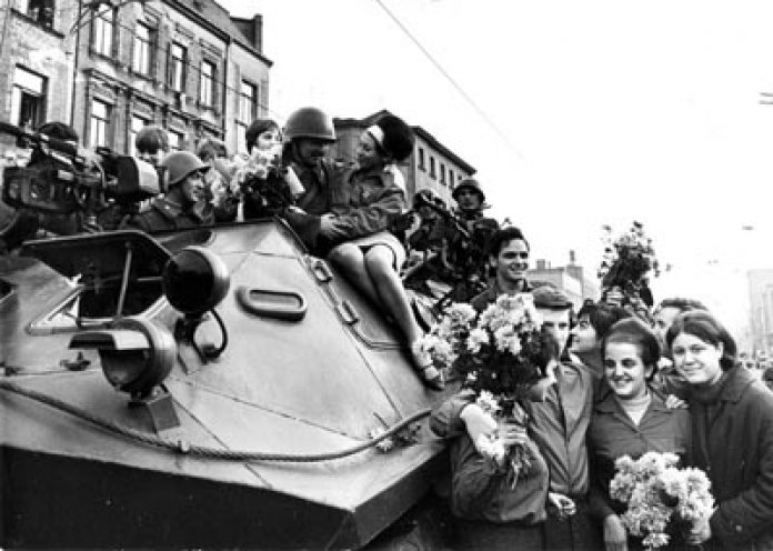 Die DDR auf Schmusekurs: Sowjettruppen, die an der Niederschlagung des Prager Frühlings beteiligt waren, werden bei ihrer Rückkehr am 28. Oktober 1968 von deutschen Genossen in Halle begrüßt.