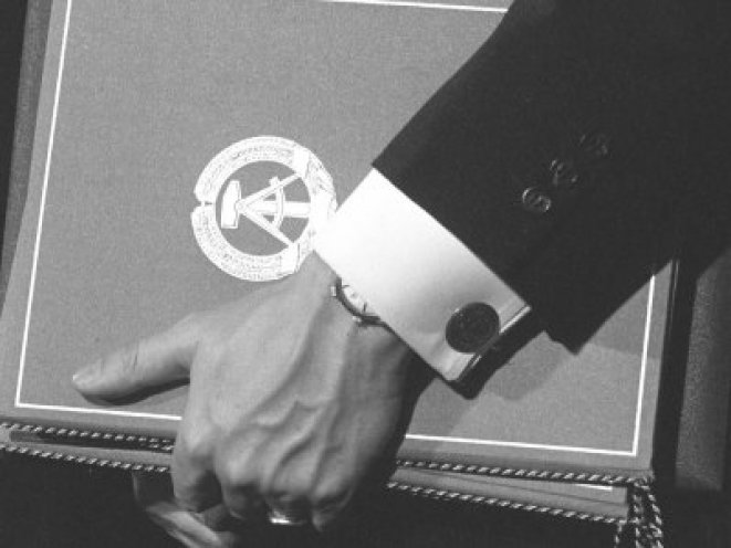 DDR-Umschlag vom Grundlagenvertrag zwischen der Bundesrepublik und der DDR. REGIERUNGonline/Ulrich Wienke