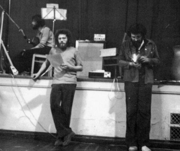 Gefährlicher Kurierdienst: In der Nacht vom 16. auf den 17. November 1976 fährt Bernd Markowsky (25, links vor der Bühne) zu Robert Havemann und Jürgen Fuchs nach Grünheide. Nach seiner Rückkehr verliest er am 18. November in der Jungen Gemeinde...