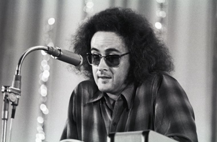 Der Schriftsteller Ulrich Plenzdorf, hier am 11. Mai 1973 bei eine Autorenlesung seiner Romanfassung des Theaterstückes „Die neuen Leiden des jungen W“ im Filmtheater Kosmos, unterschreibt den Offenen Brief gegen die Biermann-Ausbürgerung.