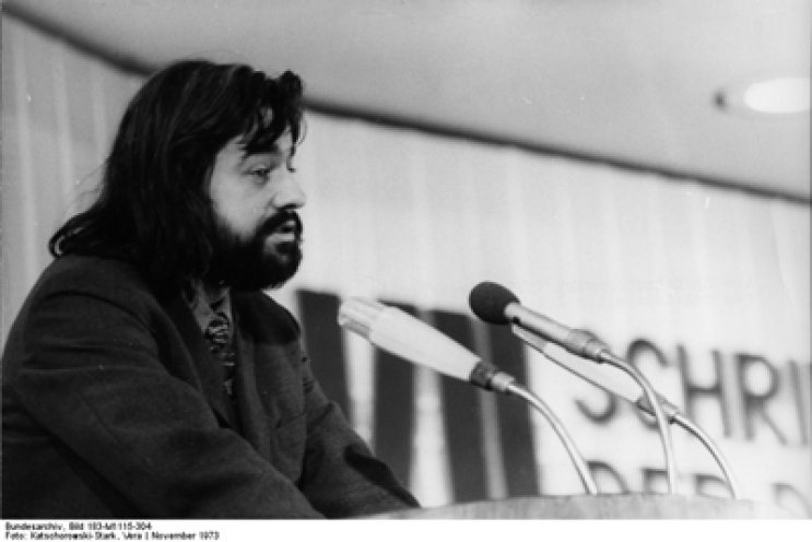 Jurek Becker am 15. November 1973 auf dem VII. Schriftstellerkongress in Berlin. Am 17. November 1976 gehört Jurek Becker zu den Erstunterzeichnern des Offenen Briefs gegen die Ausbürgerung Wolf Biermanns. Am selben Abend verließt er diesen Brief bei...