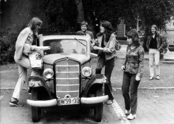 Der 21-jährige Student und Autor Lutz Rathenow 1973 mit Freunden während einer Wanderung zwischen Jena und Weimar. V.l.n.r.: Thoralf Bauer, Lutz Rathenow, Bernd Klubeck, Christine Hildebrandt, Norbert Weinz.