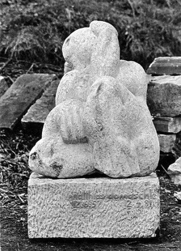 Ein schutzloses Opfer: Die Skulptur von Michael Blumhagen, die Freunde zum ersten Todestag von Matthias Domaschk auf dem Johannisfriedhof aufstellen. Auf dem Sockel ist die Inschrift „Matthias Domaschk 12. 6. 57 – 12 .4. 81“ eingraviert.