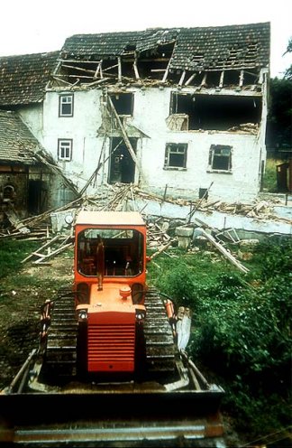 Michael Blumhagen wird bestraft: Die Stasi lässt sein Zuhause im Juli 1982 abreißen. Schon einen Tag nach der Inhaftierung des Künstlers war der Abriss seines Hauses beschlossene Sache.