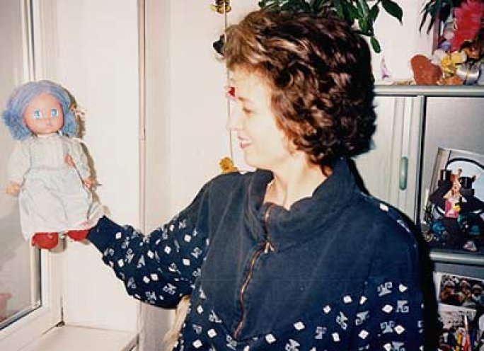 Petra Falkenberg mit einer Puppe für ihre Tochter Lina (März 1997). Die Puppe stammt aus einem Amnesty-International-Paket, das Petras Familie während ihrer Haft in den 1980er Jahren erreicht.