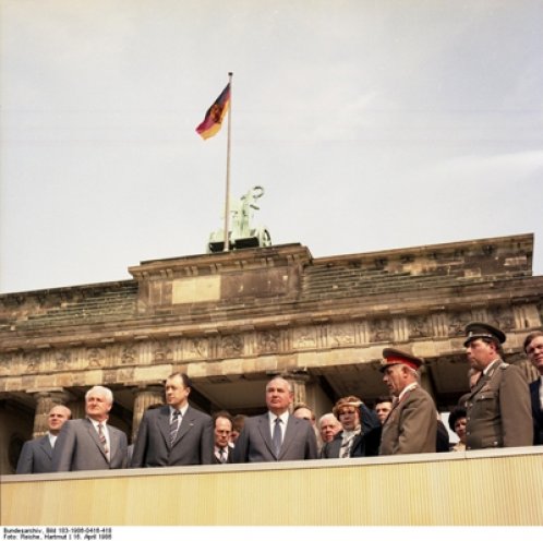 Im April 1986 findet in Ost-Berlin der XI. Parteitag der SED statt. Der Staats- und Parteischef der Sowjetunion, Michail Gorbatschow (Mitte), besucht aus diesem Anlass die Mauer am Brandenburger Tor.