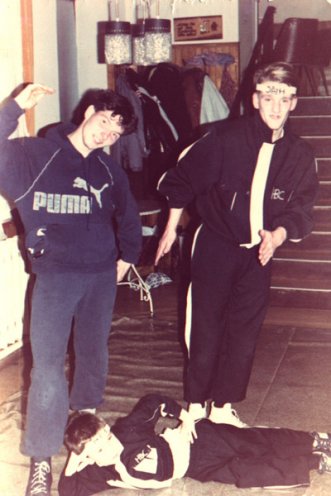 Mit Puma-Kleidung auf einer sozialistischen Feier. Hahny's Breakcrew bei ihrem Auftritt zur Weihnachtsfeier der Konditorei Zieger, Meißen, Dezember 1985.