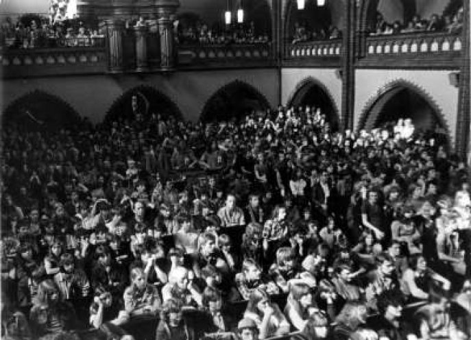 Viel voller als die sonntäglichen Gottesdienste: Tausende von Jugendlichen aus der ganzen DDR besuchen die seit 1979 veranstalteten Bluesmessen in der Samariterkirche in Berlin, die oftmals völlig überfüllt sind.