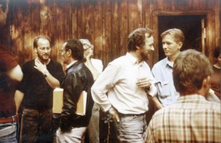 Am 9. und 10. September 1989 findet auf dem Grundstück von Katja Havemann in Grünheide bei Berlin das Gründungstreffen des Neuen Forums statt. Die Initiative wird zum politischen Motor der Revolution. V.l.n.r.: Olaf Freund, Rolf Henrich, Hans-Jochen...