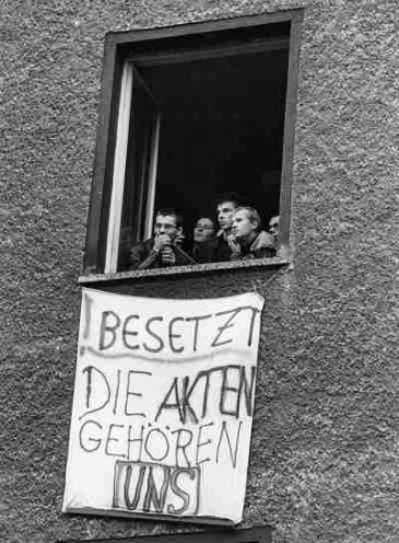 Am 4. September 1990 besetzen 23 Bürgerrechtler das Aktenarchiv der früheren MfS-Zentrale in Ost-Berlin und treten in unbefristeten Hungerstreik. Sie fordern, dass das Stasi-Unterlagen-Gesetz Gegenstand des Einigungsvertrags wird. V.l.n.r.: Stephan...