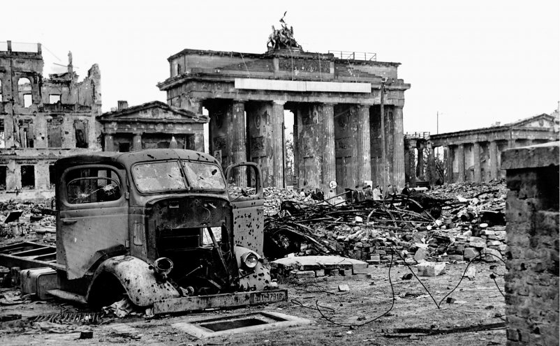 Nach zwölf Jahren endet das "Tausendjährige Reich". Übrig bleiben Tod, Vertreibung und Zerstörung. Blick über die Trümmerwüste am Pariser Platz auf das Brandenburger Tor im Mai 1945. Quelle: REGIERUNGonline/Weinrother