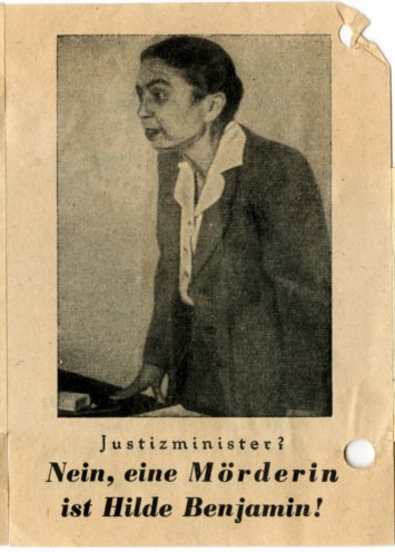 Die KgU verteilt Anfang der 1950er Jahre kleine Handzettel in der DDR, auf denen die DDR-Justizministerin Hilde Benjamin als Mörderin bezeichnet wird. Hilde Benjamin ist von 1949 bis 1953 Vizepräsidentin des Obersten Gerichts. Als Vorsitzende Richterin...