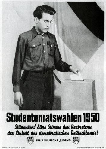 Massive Proteste gegen den Wahlmodus: Im Februar 1950 finden an allen DDR-Universitäten erneut Studentenratswahlen statt. Sie gelten vielen Kritikern als Generalprobe für die Volkskammerwahlen im Oktober, weil sie nach einem ähnlichen Muster (Einheitswahl)...