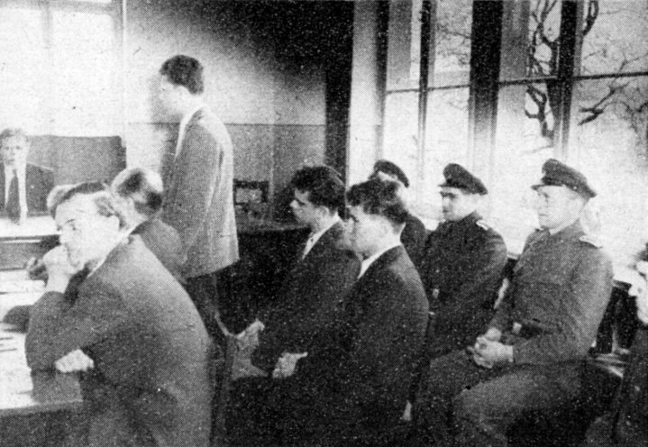 Prozess gegen drei 21-jährige Studenten aus Ilmenau, die beschuldigt werden, im Auftrag Westberliner Jugendorganisationen eine Hetzkampagne gegen die DDR geführt zu haben. Quelle: Die Spur führt von Ilmenau nach West-Berlin, hrsg.von der Bezirksleitung...