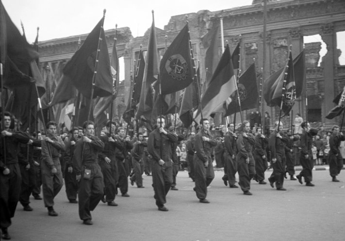 Mitglieder der paramilitärischen GST demonstrieren am 14. Mai 1956 in Ost-Berlin und zeigen ihre Verbundenheit mit der SED. Quelle: REGIERUNGonline/Perlia-Archiv