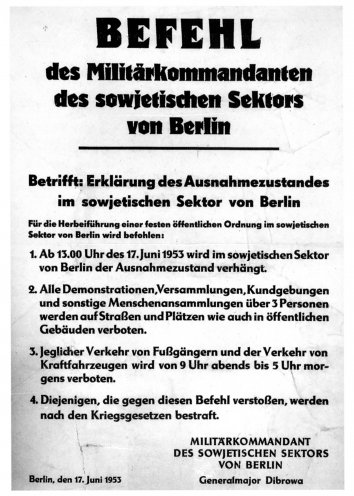 Der Befehl des sowjetischen Militärkommandanten über die Verhängung des Ausnahmezustands für den sowjetischen Sektor von Berlin wird am Mittag des 17. Juni über den DDR-Rundfunk verlesen. Die Sowjets verhängen den Ausnahmezustand in 167 der insgesamt...