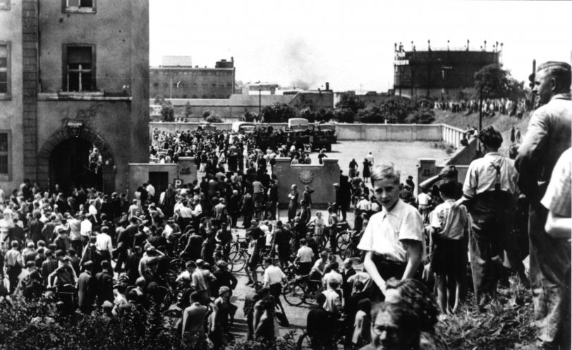 Das Bild zeigt ein Areal in Magdeburg-Sudenburg, auf dem das Bezirksgericht, die Polizeibehörde, die Untersuchungshaftanstalt und das MfS-Gefängnis liegen. Bis zu 15.000 Menschen belagern am 17. Juni 1953 dieses Gelände. Dabei kommt es zu Schießereien...