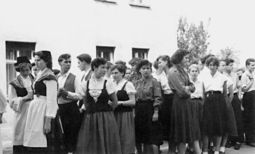 Zum Heimatfest in Storkow 1956 tritt die Volkstanzgruppe an, in der sich viele Schülerinnen und Schüler der Kurt-Scheffel-Oberschule engagieren. Quelle: Privat-Archiv Dietrich Garstka