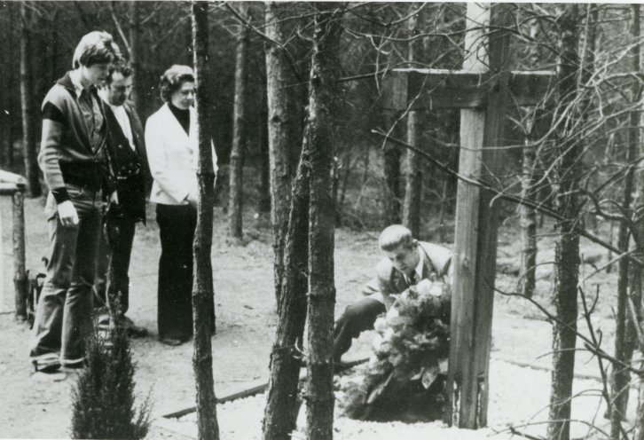 Ein Jahr nach den Todesschüssen: An jener Stelle, an der Michael Gartenschläger am 30. April 1976 beim Versuch, Selbstschussanlagen zu demontieren, von DDR-Grenzsoldaten gezielt erschossen wird, ist ein Mahnkreuz errichtet worden. Erich Dankschat und...